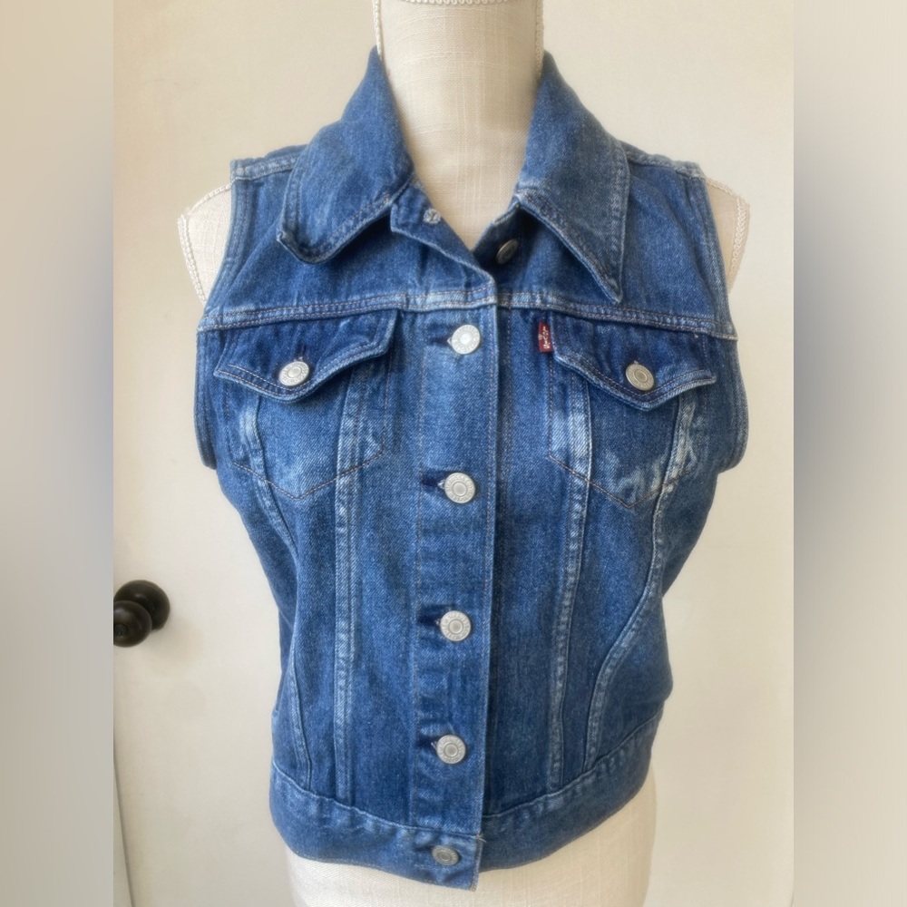 levi’s dark wash denim vest sz. m